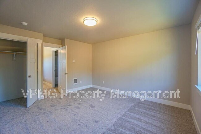 Building Photo - 2331 E Otter Lp