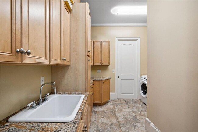 Building Photo - 11140 W Rd