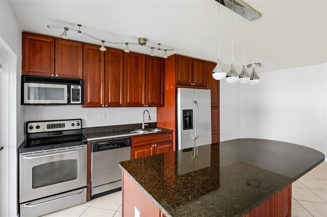 Building Photo - 2881 NE 32nd St