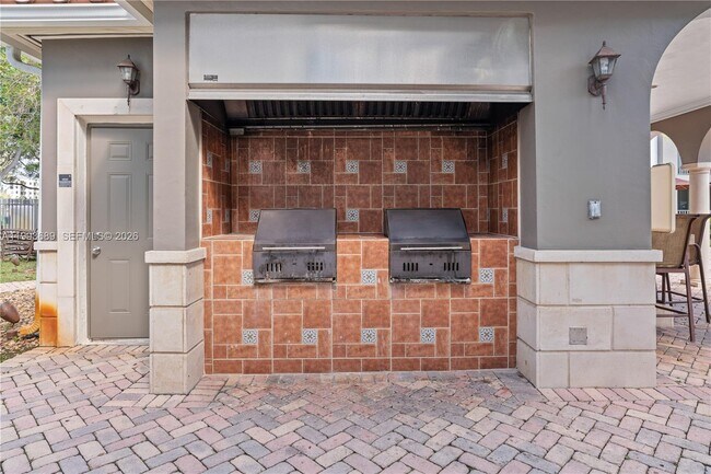 Building Photo - 6851 SW 44th St