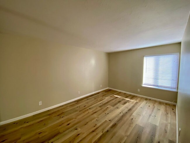 Building Photo - Gorgeous Top Floor Condo Located in Walnut Creek with Inside Laundry and Close to BART is Availab...