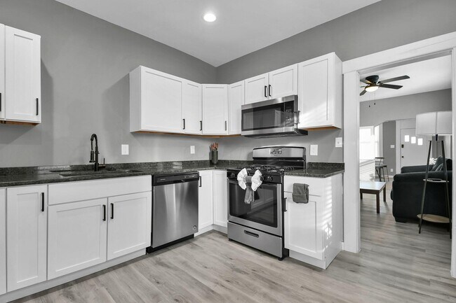Building Photo - 405 E Welch Ave