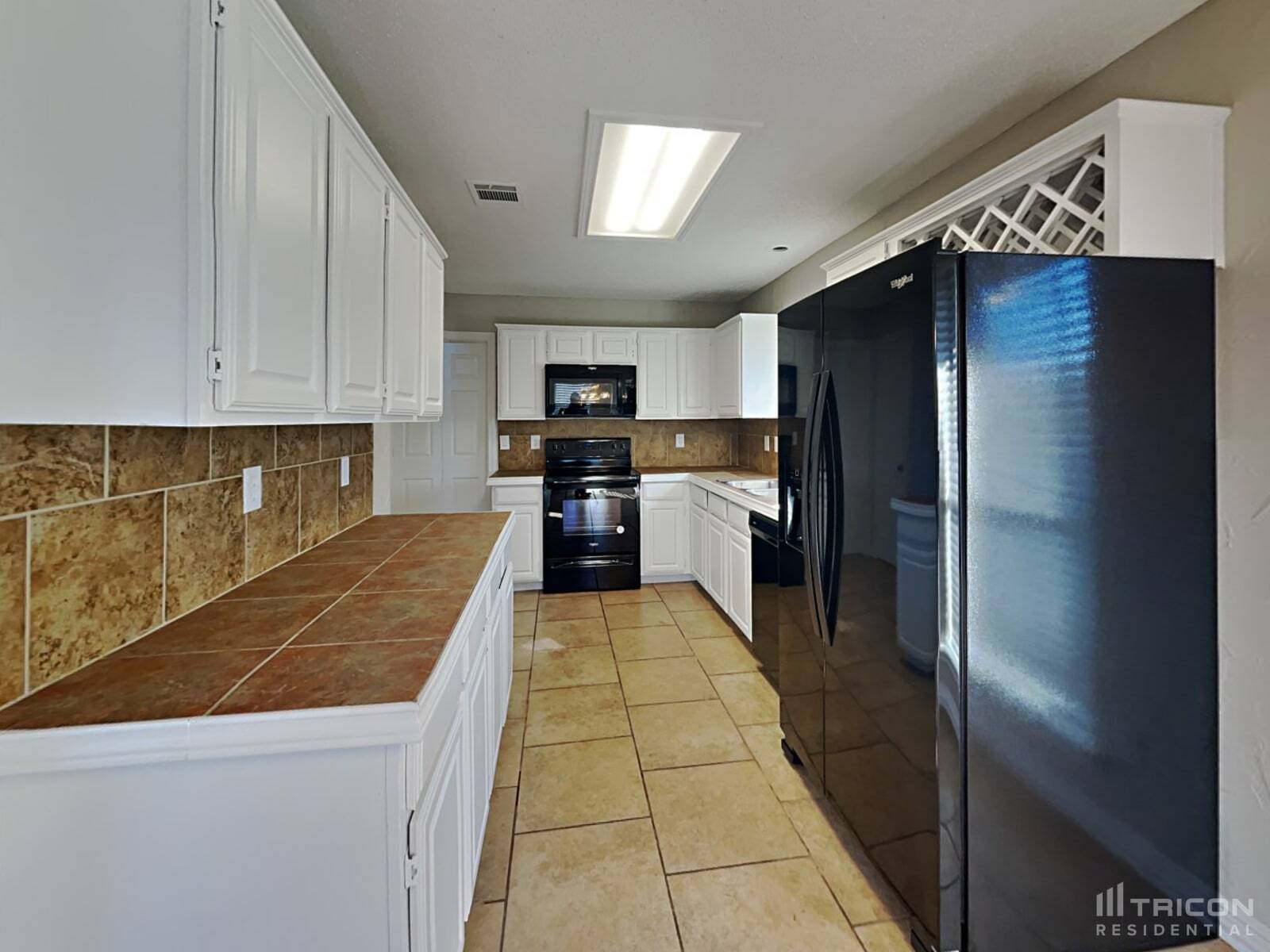 Building Photo - 653 Edgewood Dr