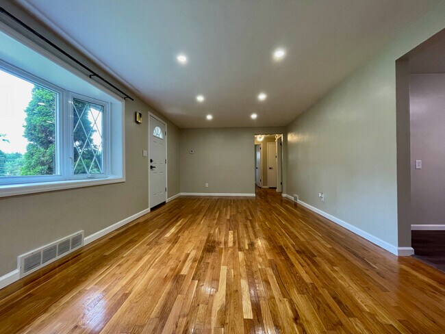 Building Photo - 3914 Evergreen Dr