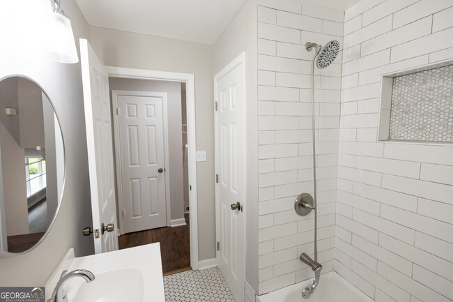 Building Photo - 2689 Collier Dr NW