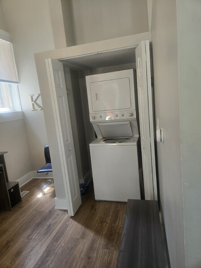 Building Photo - "2-Bed Apartment on South Brook St, Louisville!"