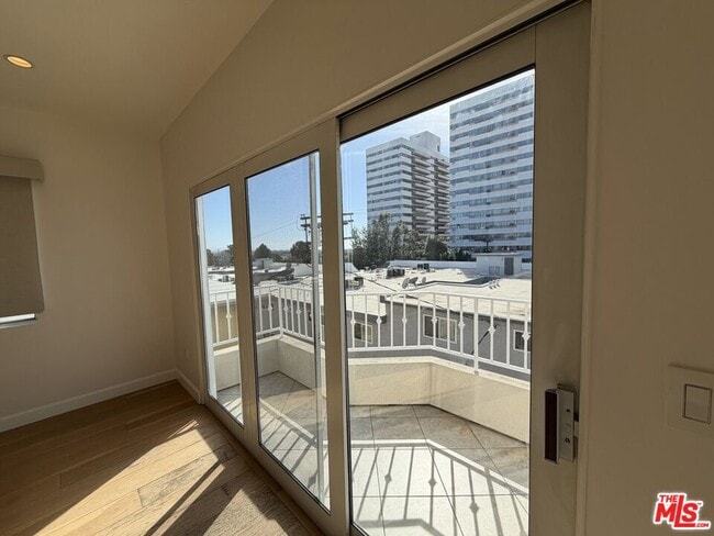 Building Photo - 1247 Barry Ave