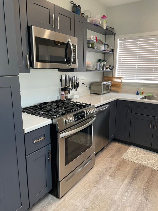 Building Photo - Remodeled Furnished Studio, Conveniently l...