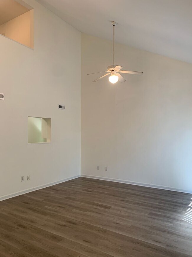 Building Photo - 3 Bedroom 2 Bath House Available Now on Nash