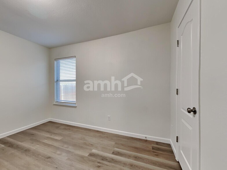 Building Photo - 347 Tioga Dr