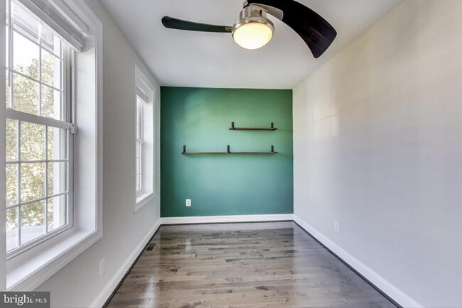 Building Photo - 317 Todd Pl NE