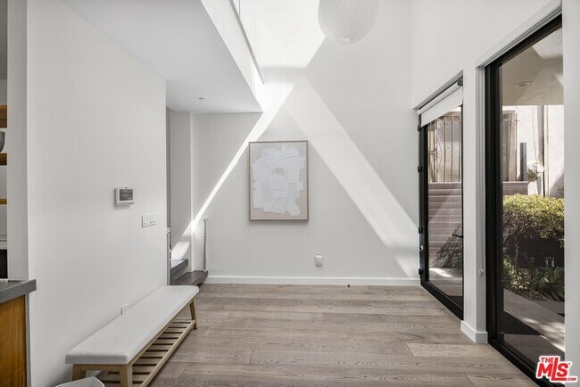 Building Photo - 141 Hollister Ave