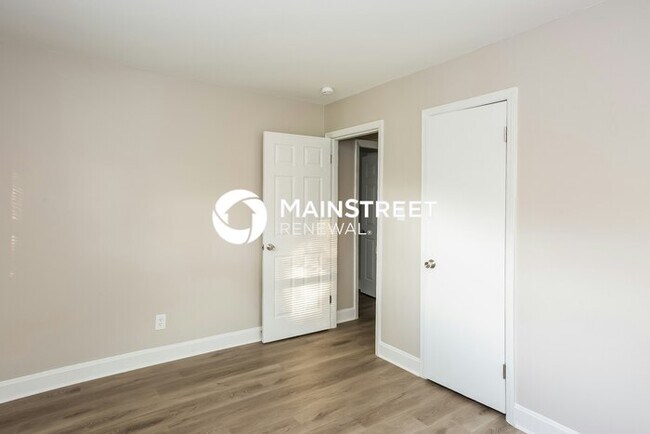 Building Photo - 4 Bedroom Pet-Friendly Home in Charlotte, NC with Main Street Renewal