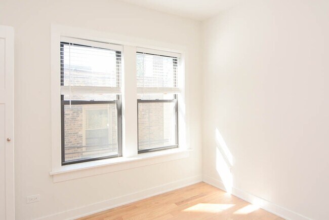 Building Photo - 2210 W Eastwood Ave