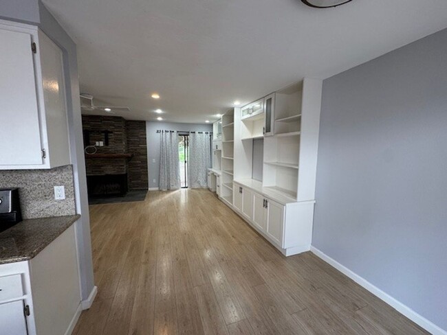 Building Photo - Spacious Tri Level 2Bed 2Bath Condo in Bay Ho