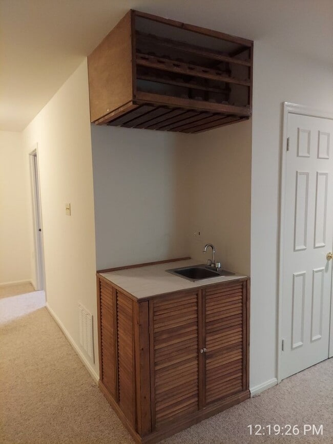 Building Photo - Spacious And Sun-Filled 3 Bedroom 2.5 Bath...