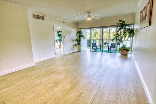 Building Photo - 1301 E Hillsboro Blvd