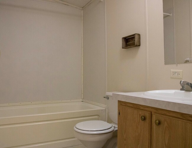 Building Photo - Adorable 2 bedroom 2 bath!