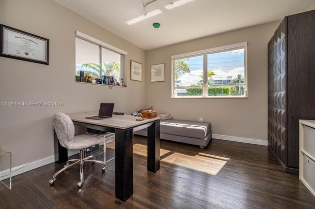 Building Photo - 9520 E Broadview Dr