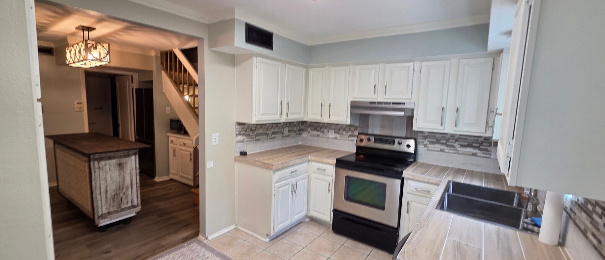 Building Photo - 1304 E Bayou Pky