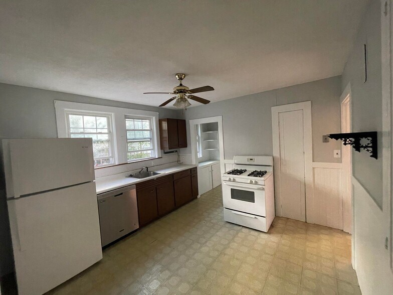 Building Photo - 35 Upland Rd