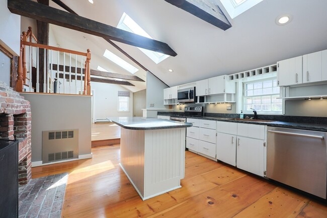 Building Photo - 144 Old Connecticut Path