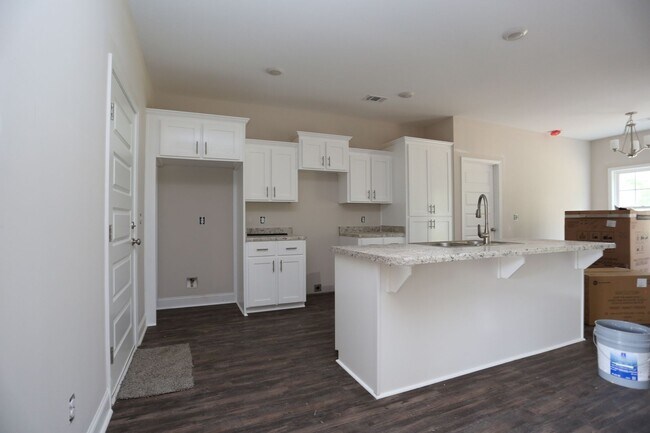 Building Photo - 3 Bedroom Brick House in SEB School District Available NOW
