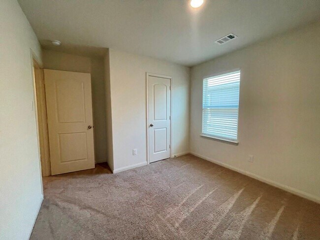 Building Photo - 305 Cres Park Dr