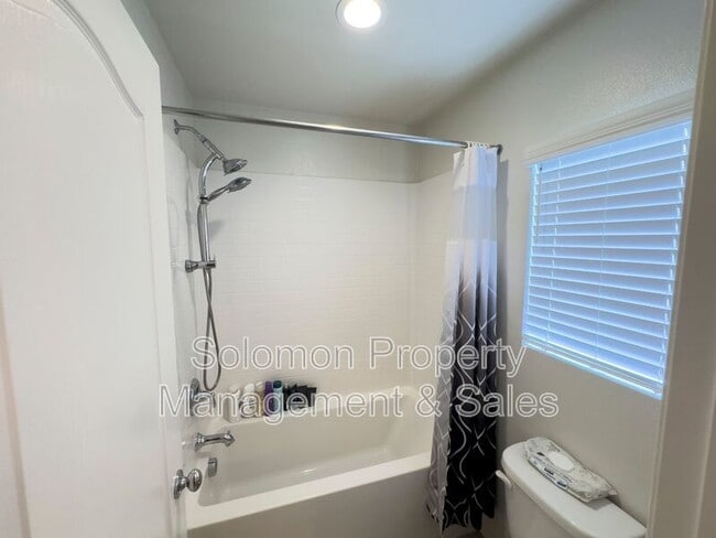 Building Photo - 411 Calabrese St