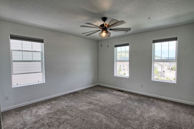 Building Photo - 3 bed 2.5 bath Crystal Valley Ranch home b...