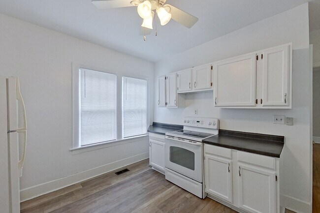 Building Photo - 461-463 Reinhard Ave