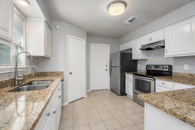 Building Photo - 3738 Clear Falls Dr