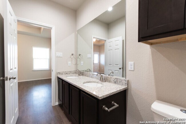 Building Photo - Luxury Townhome New Braunfels