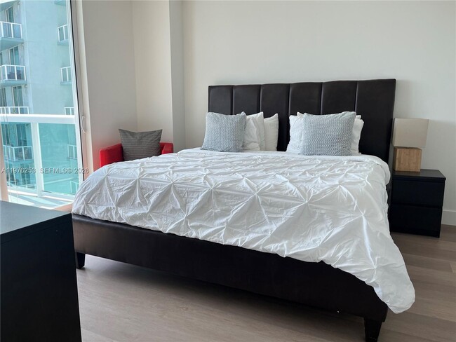 Building Photo - 1800 N Bayshore Dr