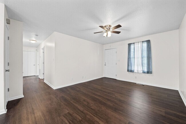 Building Photo - 3 Bedroom Pet Friendly Home For Rent!