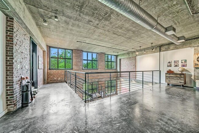 Building Photo - 640 Glen Iris Dr NE