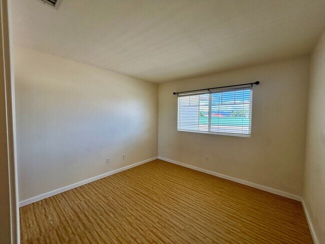 Building Photo - Spacious Townhouse with Central AC, Garage...