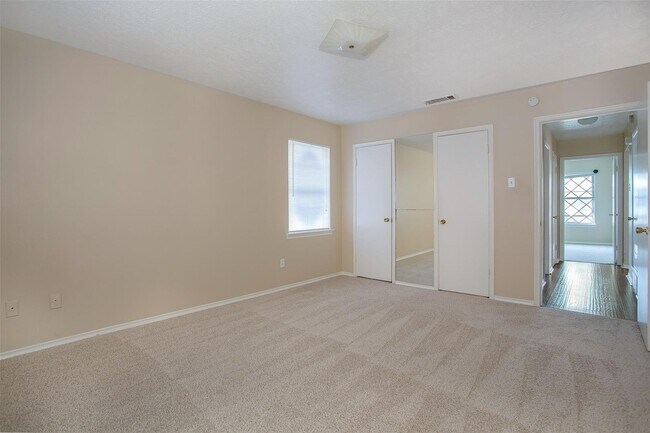 Building Photo - 2 Bedroom, 1 Bath Duplex in Lake Highlands