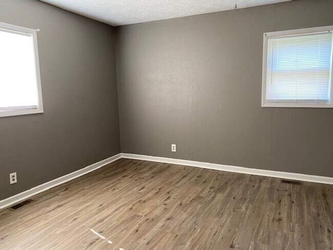 Building Photo - COMING SOON! Charming 2 Bedroom Home