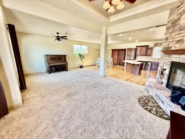Building Photo - VIEWS in Toquerville Four Bedroom