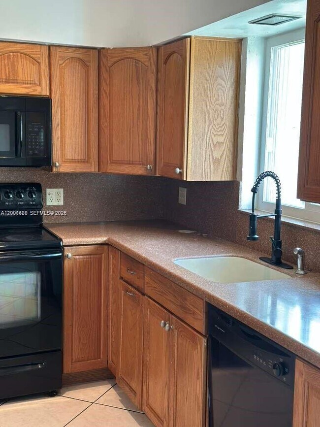 Building Photo - 2458 Plunkett St