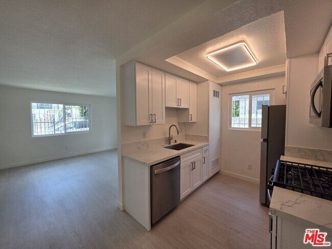 Building Photo - 912 N Ridgewood Pl