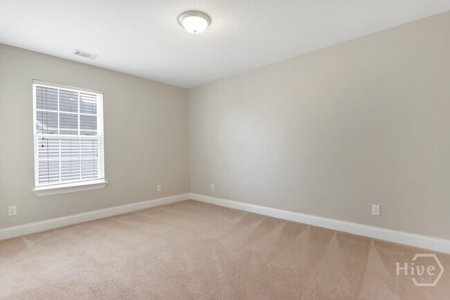 Building Photo - 255 Red Oak Dr