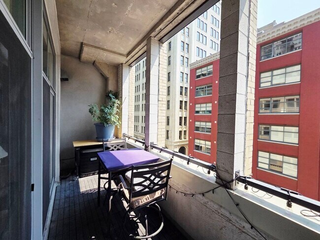 Building Photo - 565 W Quincy St