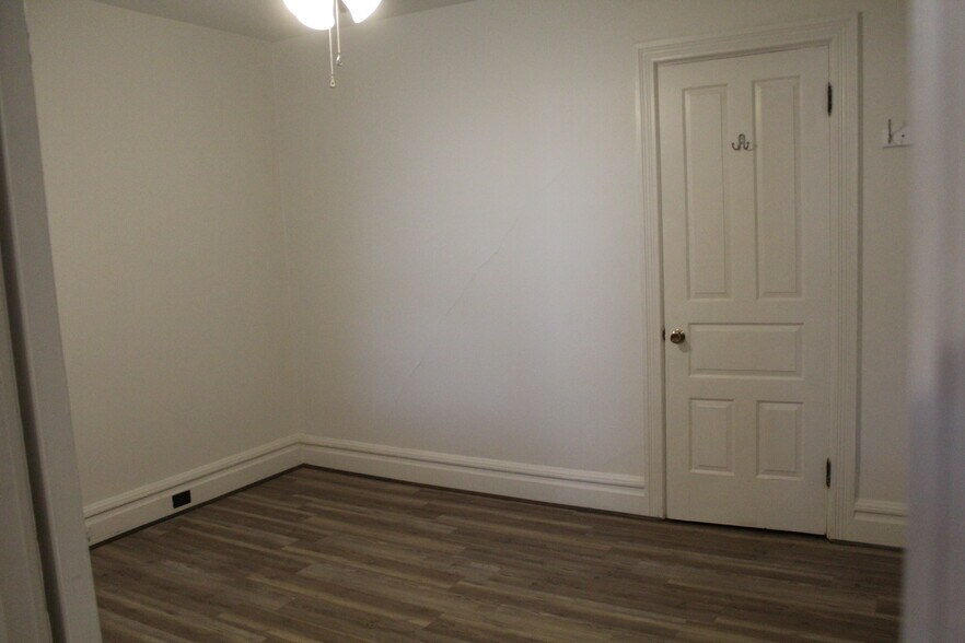 Bedroom - 121 E Pomfret St