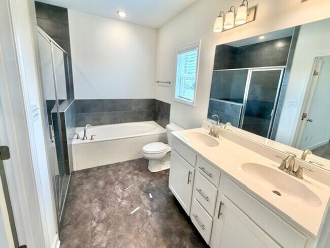 Building Photo - Now Leasing a 4-bedroom 25 bath home in Oakland.