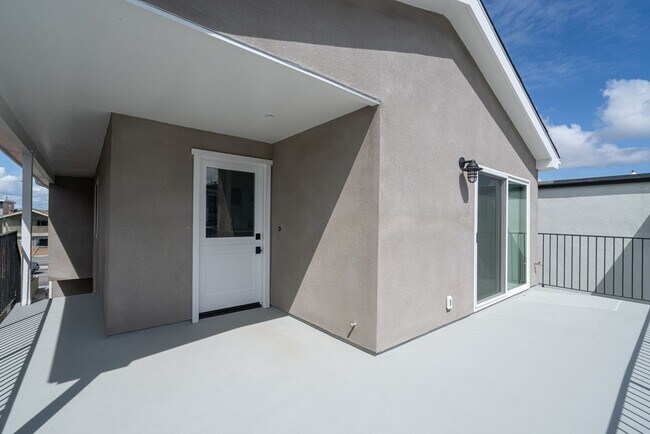 Building Photo - 905 W Balboa Blvd