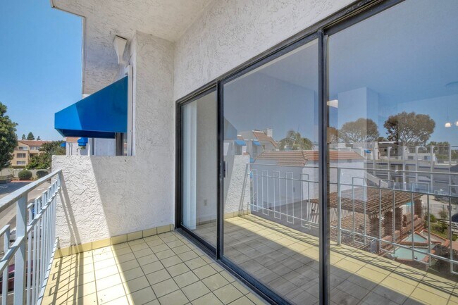 Building Photo - La Jolla Pines- Top Level 2 Bed/2 Ba Available Now!!