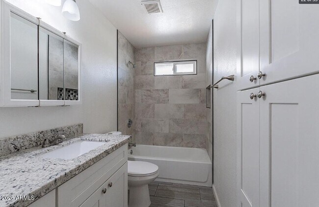 Building Photo - 1262 E Hermosa Dr