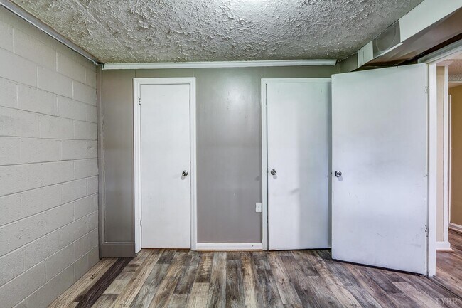 Building Photo - 4605 Greenwood Dr